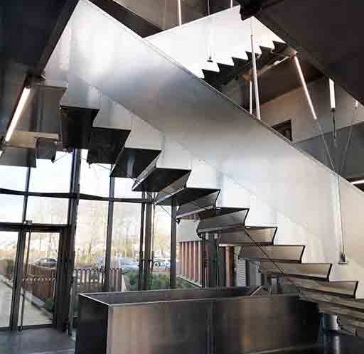 Escalier monumental tolefi aluminium suspendu